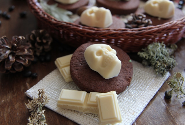 Tenebrosas galletas de calavera al chocolate blanco