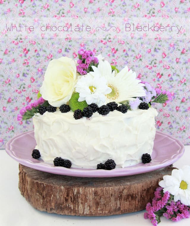 Tarta de chocolate blanco y moras silvestres