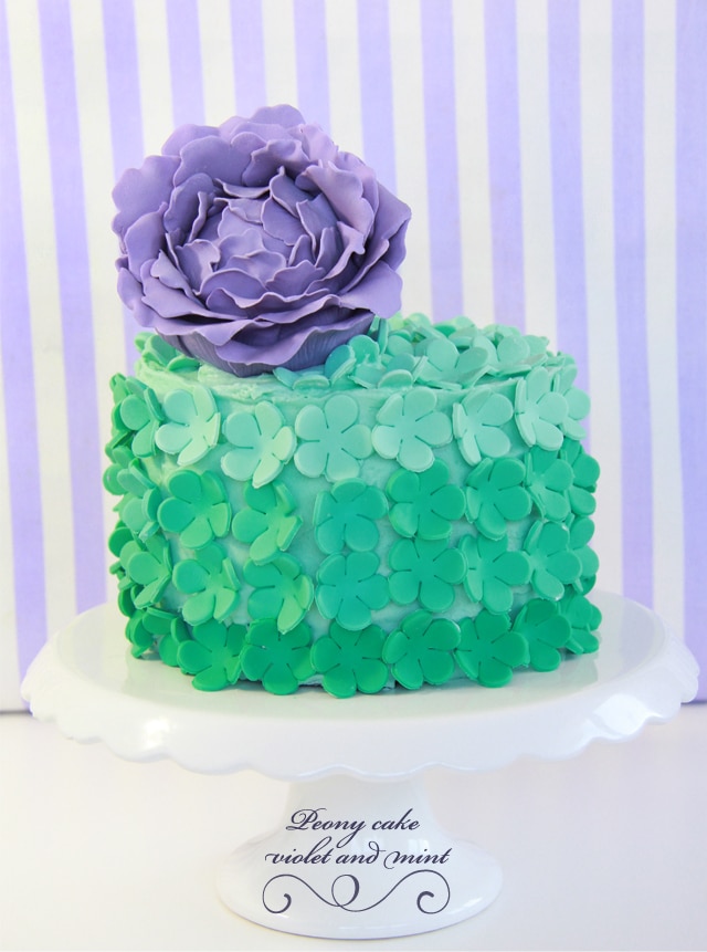 Tarta violeta y verde agua y mi primera peonía